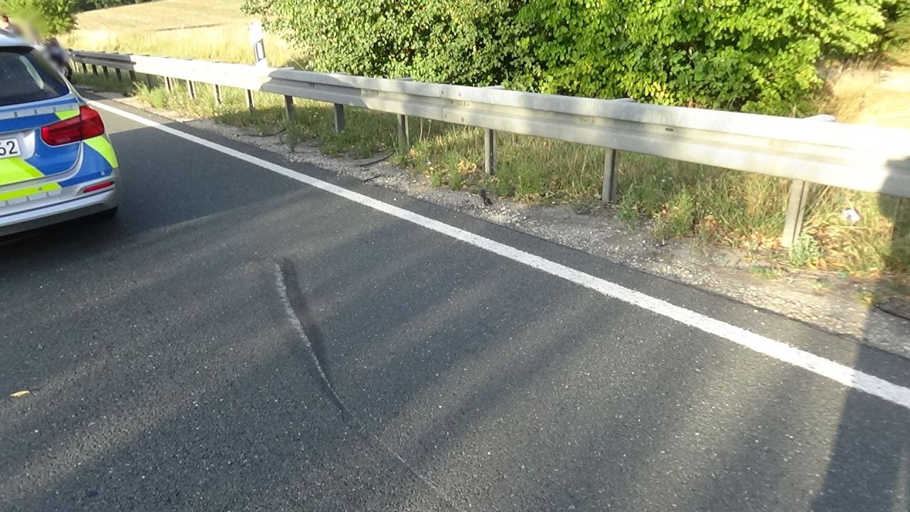 Motorradfahrerin NeustadtWN Sturz Unfall B470 Michelfeld Auerbach Bild Jürgen Masching8