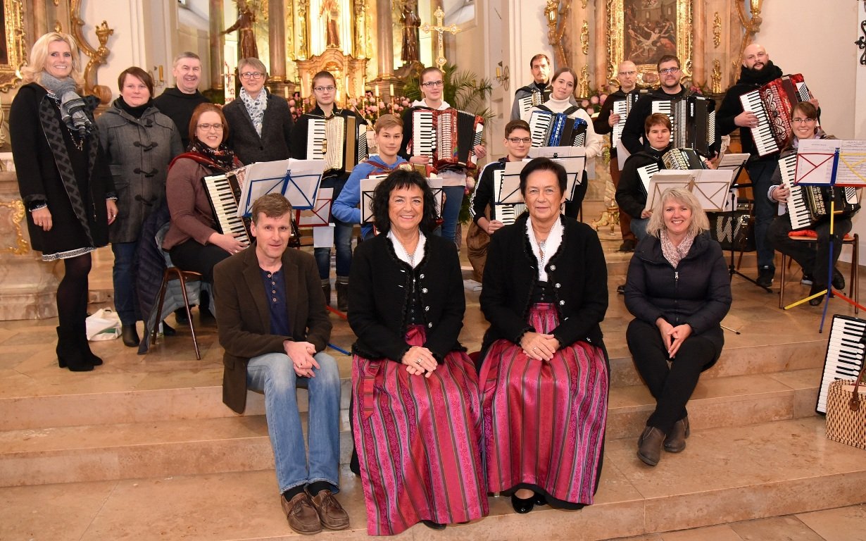 Musik und Text Benefiz Wolfgang Göldner, Waltraud Neubauer-Zupfer, Renate Zupfer-Vilas, Karin Dittrich. stehend v.li.: Andrea Lang, Martina Rauch, Pater Stanislaus, Elisabeth Schieder mit dem Akkordeonorchester.