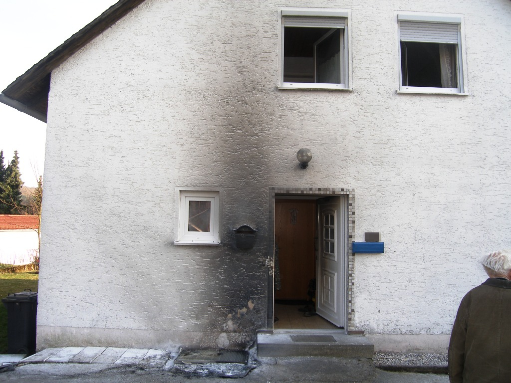 NeustadtWN-Brennende-Mülltonne-Haus-Brand-Feuer.jpg