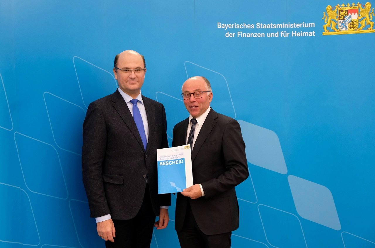 NeustadtWN_Landkreis_Übergabe Förderbescheide_Füracker_stellvertretender Landrat Albert Nickl