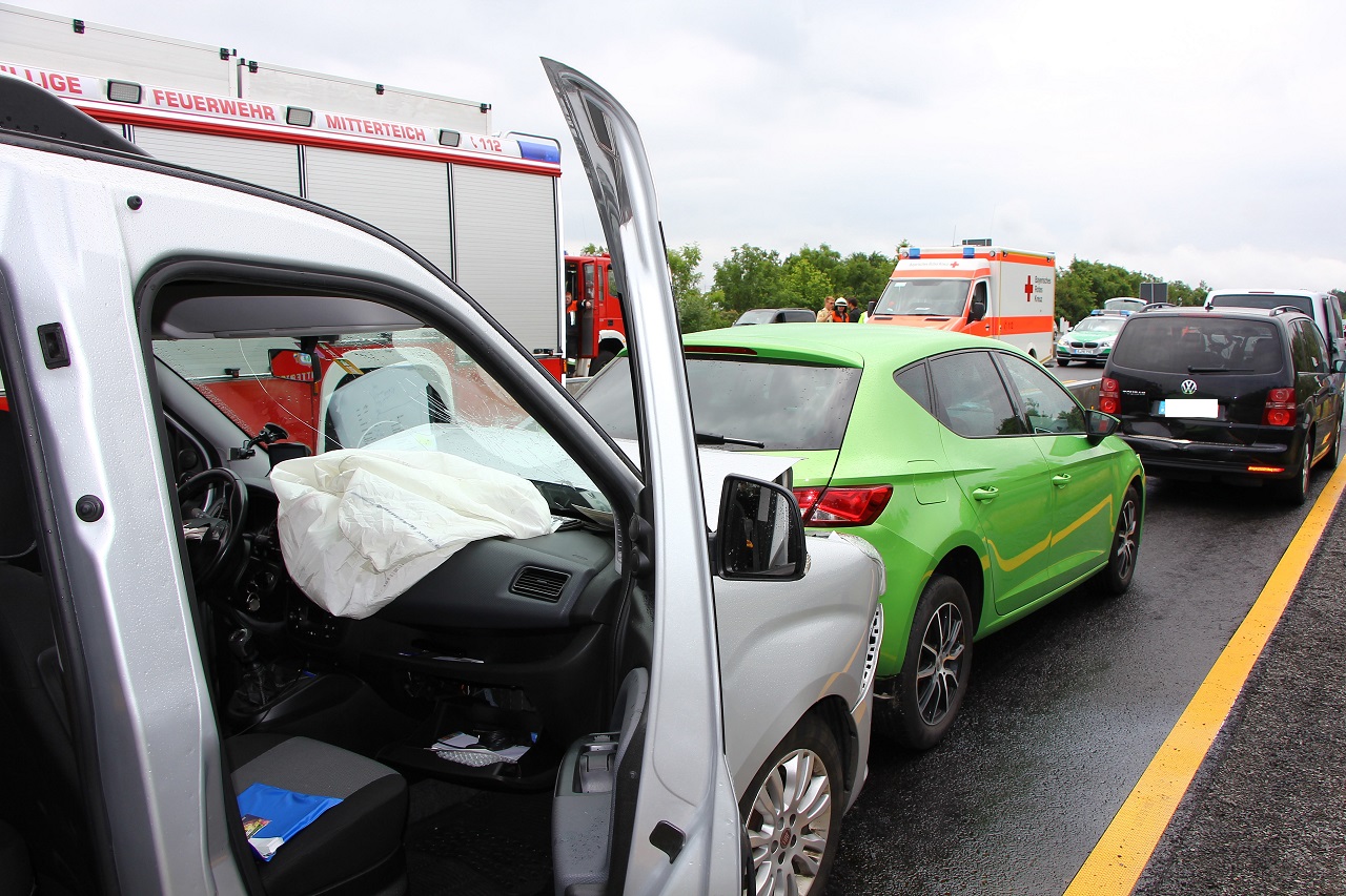 A93 nach vierfachem Auffahrunfall voll gesperrt