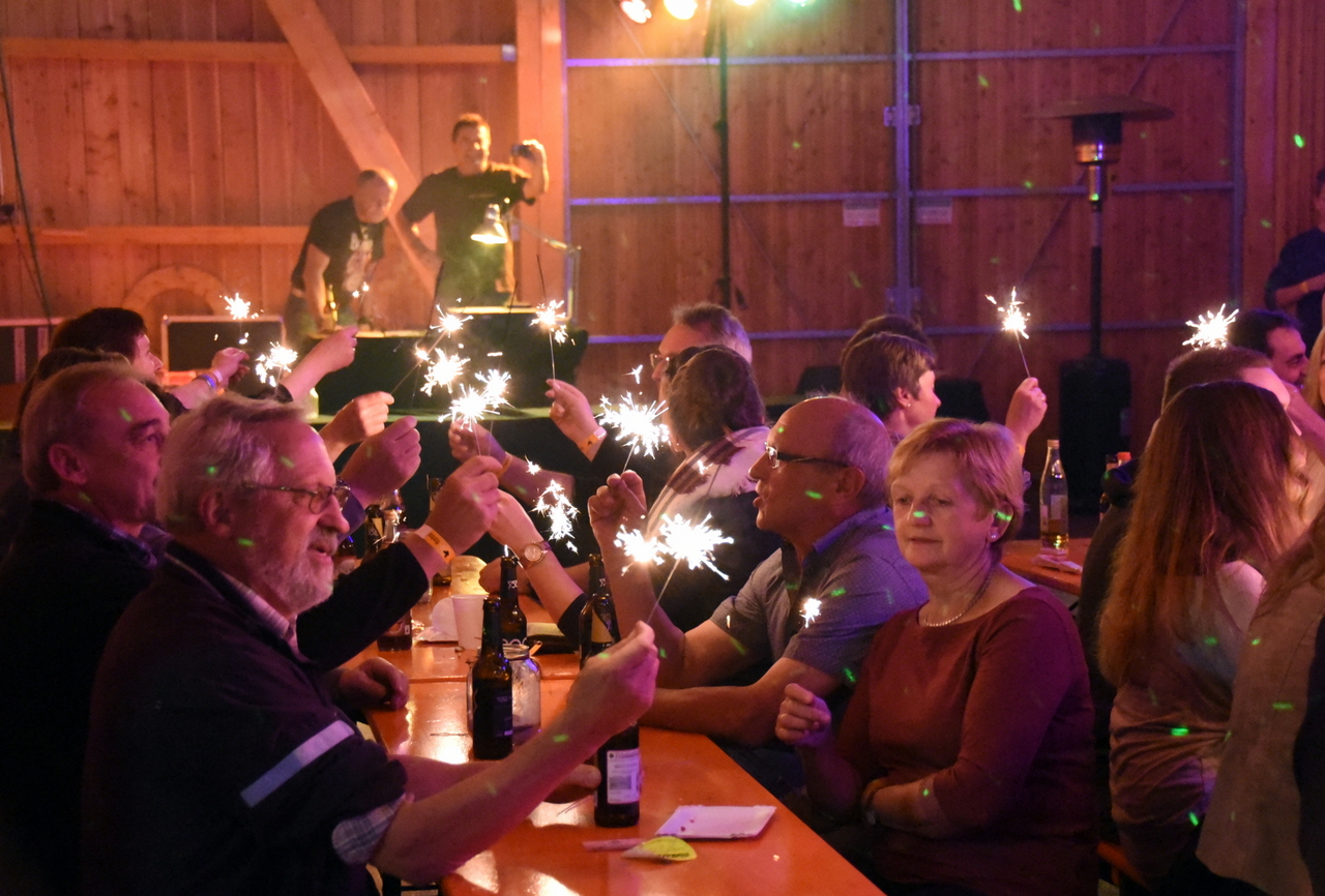 Zwicklparty mit Wunderkerzen und guter Laune