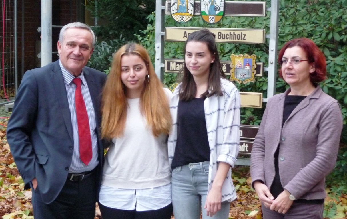 Oberbürgermeister Kurt Seggewiß Weiden Gastschülerin, Valona Zenku, Barbara Schmucker, Jutta Häuser.