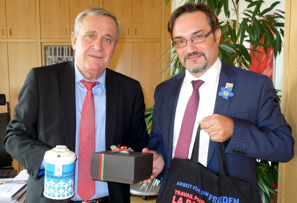 Oberbürgermeister Weiden Kurt Seggewiß, Dr. Dario Vidojković Geschäftsführer des Volksbundes Kriegsgräberfürsorge