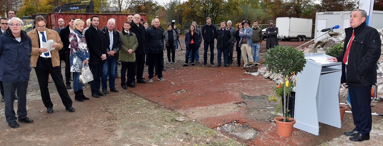 Oberbürgermeister Weiden Kurt Seggewiß bei der Begrüßung Spatenstich Sanierung Dreifachturnhalle Sophie- Hans-Scholl-Realschule Weiden 