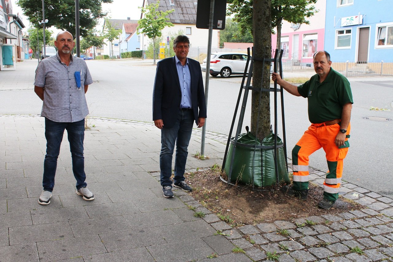 Oliver Fehr, Edgar Knobloch und Alexander Eismann Bewässerung Bäume Wässern Stadtgebiet Grafenwöhr Bild Stefan Neidl