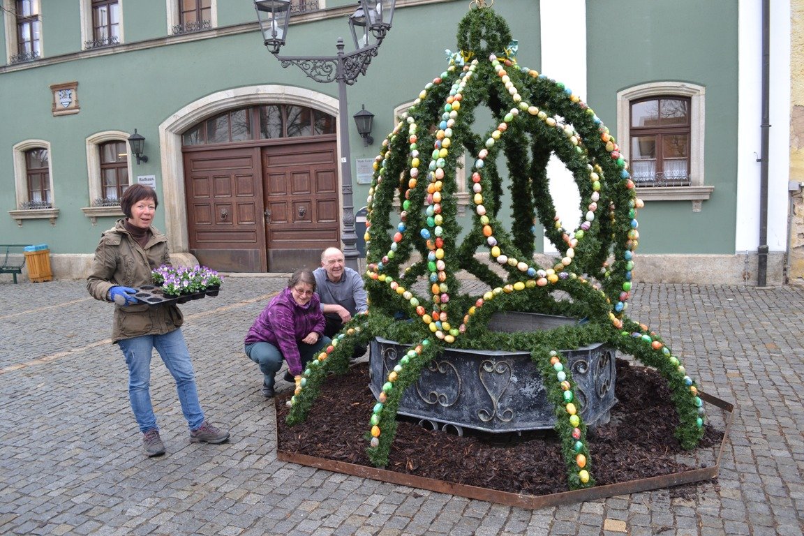 Osterbrunnen Eslarn Rathaus Eslarn Ostern geschmückt