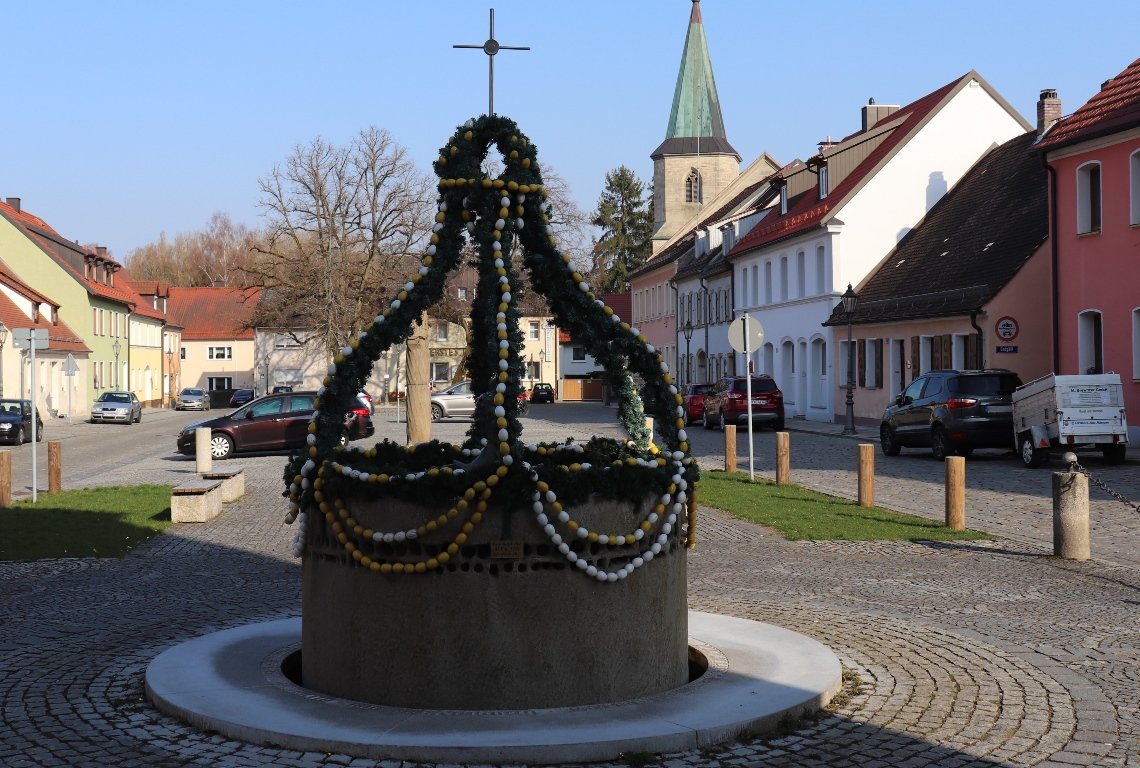 Osterbrunnen beim Rathaus Grafenwöhr 2020