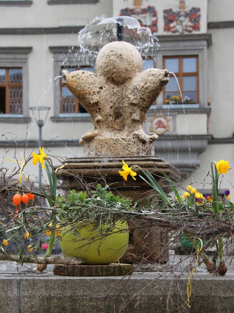 Osterbrunnen Tirschenreuth Stadt Tirschenreuth Osterbrunnen Stadtbrunnen Stadtlauf
