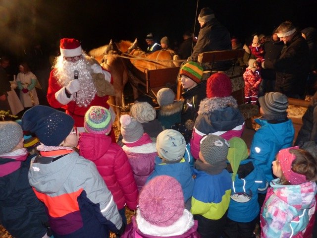 Christkind und Nikolaus verzaubern Kinder bei Waldweihnacht