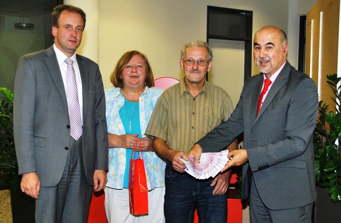 PS-Sparen Sparkasse, Glückslos, Josef Kelnhofer aus Altenstadt gewinnt 10.000 Euro