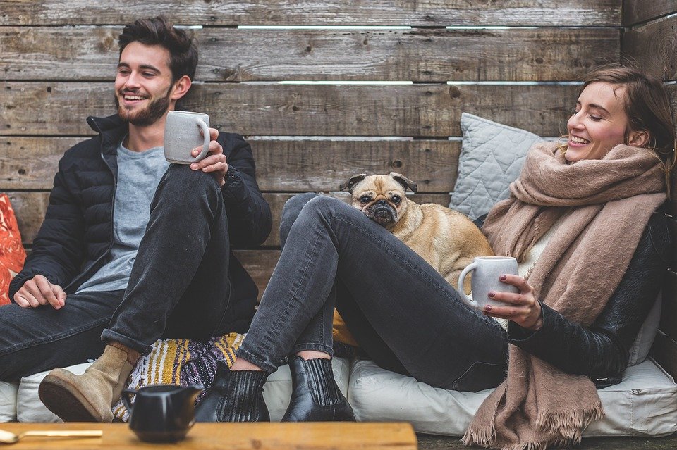 Paar Liebe Frau Mann Hundchen Familie entspannt Symbol
