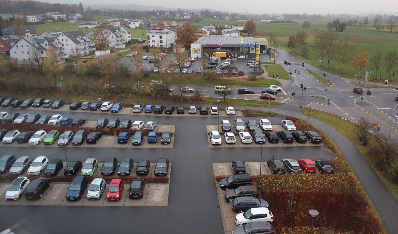Parkplatz parken Autos Weiden Edeka Grünbauer