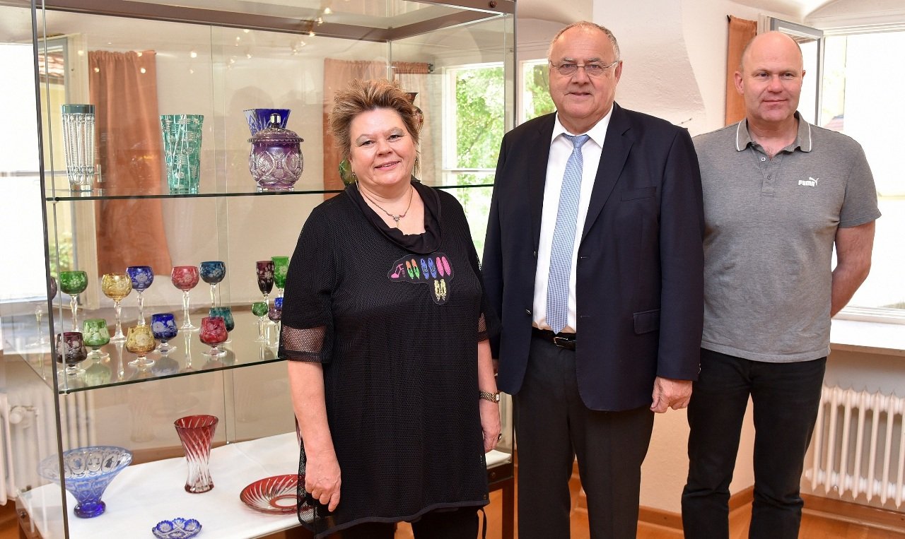 Petra Vorsatz, Lothar Höher, Dr. Sebastian Schott bei der Ausstellungseröffnung Glas wieder entdeckt und ans Licht geholt