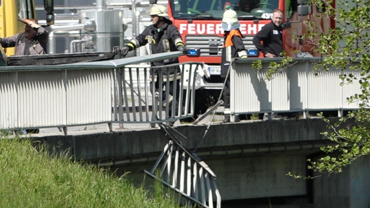 Auto stürzt von Brücke