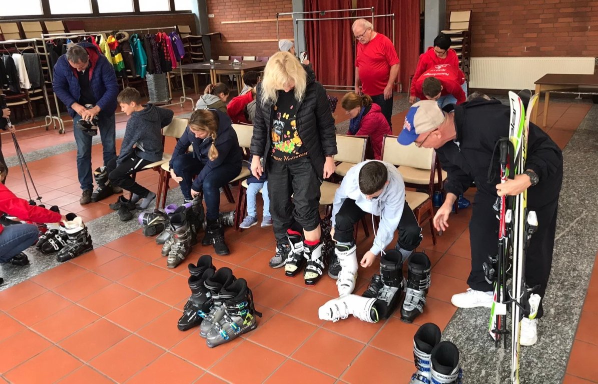Pistenschwinger Skibasar Grafenwöhr Grundschule Skischuhe Skistecken Skiausrüstung Anprobe