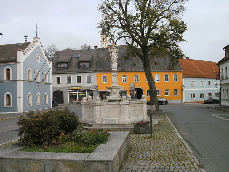 Pleystein_Marktplatz_1und3