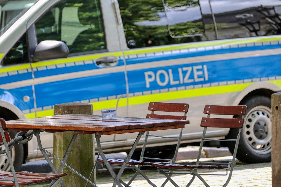 Polizei Biergarten Symbol Symbolbild Tisch Bank Innenstadt Einsatz