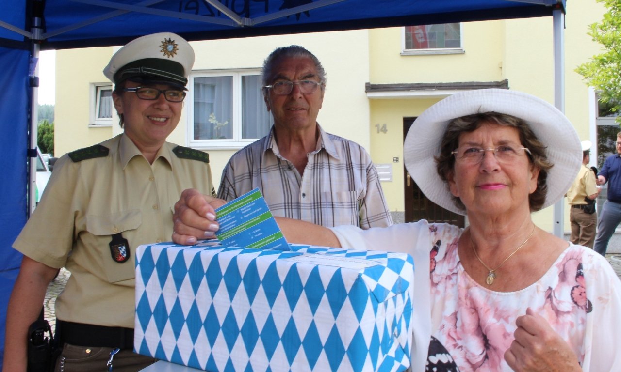 Polizei Infostand Verkehrssicherheit, Nicole wettinger,  03
