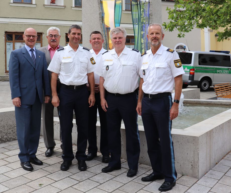 Polizei Neustadt neuer Leiter EKHK Gerhard Knorr (Personalrat), Bürgermeister Rupert Troppmann, PHK Stefan Moller, EPHK Hermann Weiß, PHK Georg Fritsch, PVP Thomas Schöniger