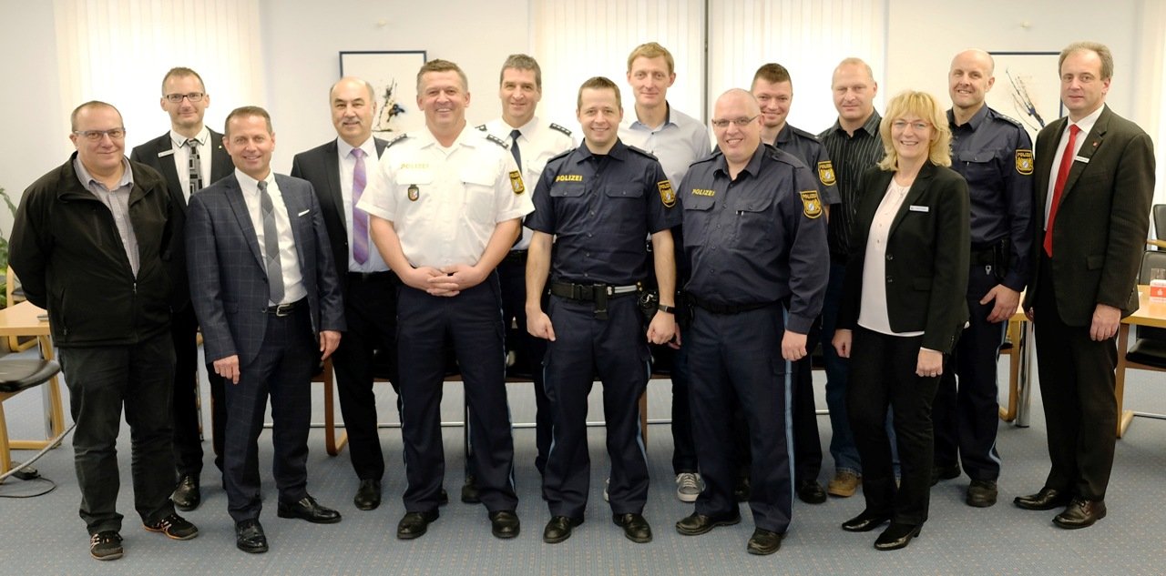 Polizei Neustadt Sparkasse Begehung Sicherheit