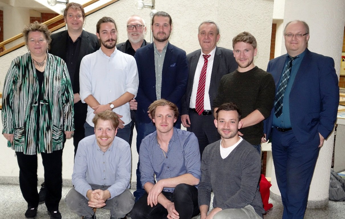 Popkulturpreis Sündikat Petra Vorsatz, Florian Graf, Lino Molter, Ewald Zenger, Dominik Reisinger, Kurt Seggewiß, Patrick Winter, Tobias Reichelt, (kniend) Lukas Höllerer, Christian Gold, Georg Weig.