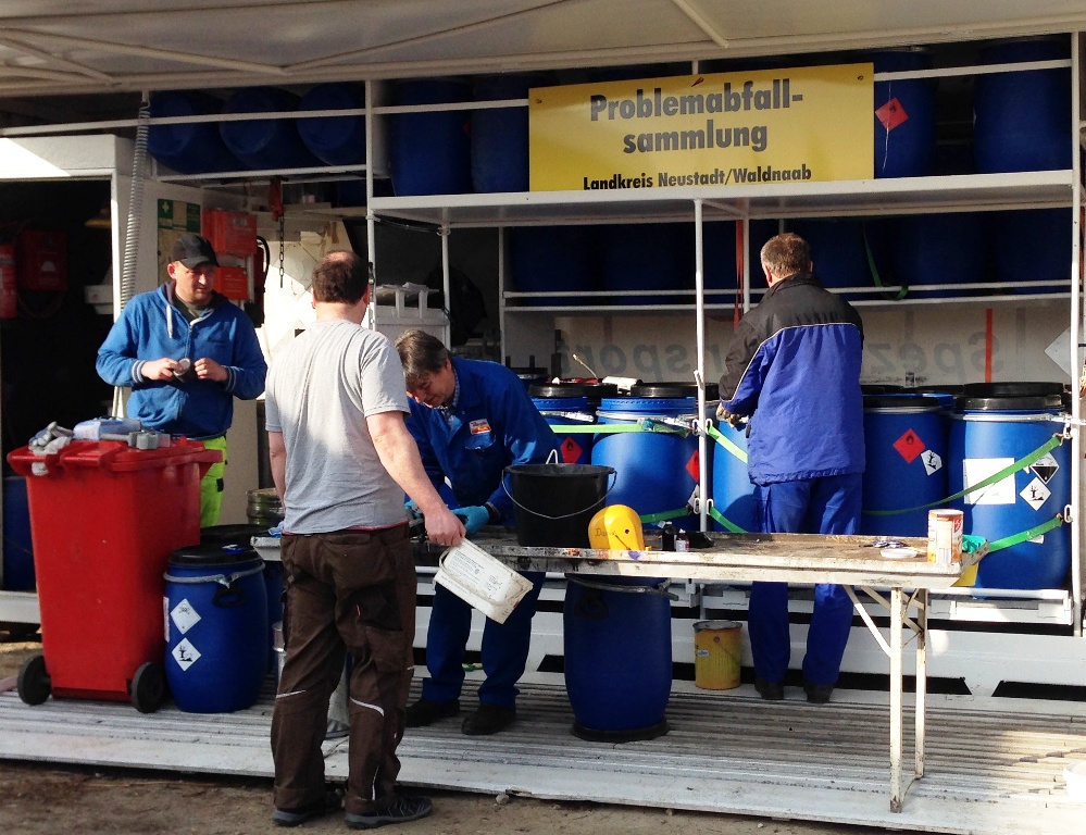 Giftmobil sammelt Sondermüll ein