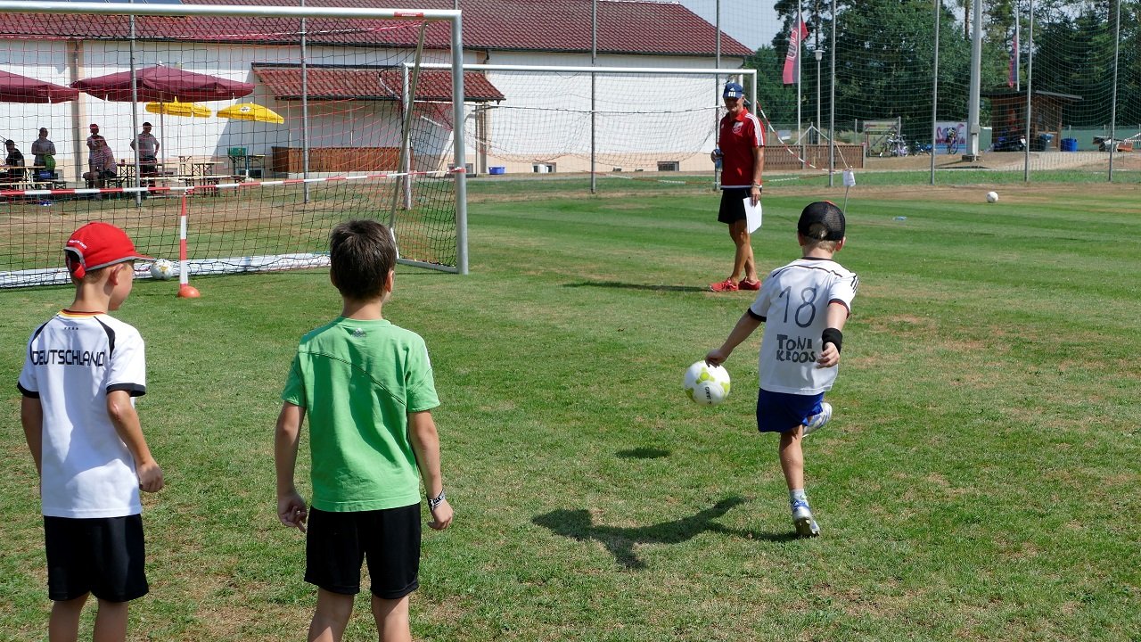 Ran an den Ball Ferienaktion Luhe Wildenau SC Luhe-Wildenau Fußball Kids Bilder Berndt Gradl2