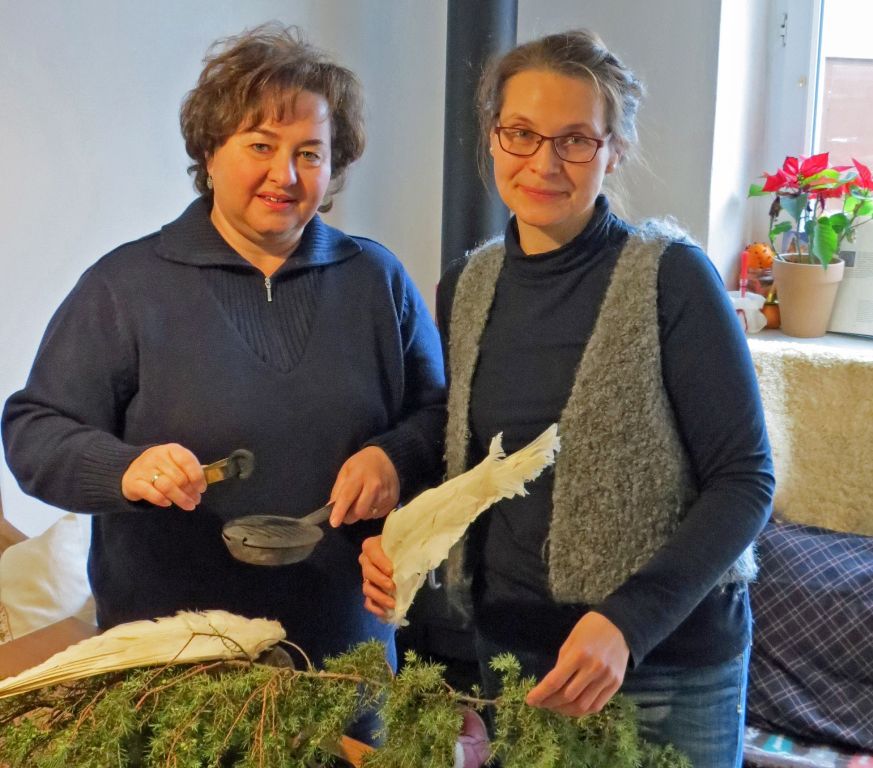Rauhnachträucher Cornelia Stahl und Susanne Lehner (rechts)