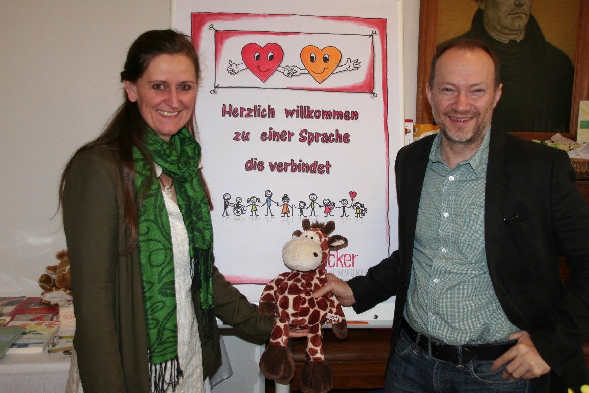 Referenten_mit_Giraffe Frauenfrühstück Gewaltfreie Kommunikation Sigrid Künkler und Zdenek Hacker Kurs Seminar Bild Susanne Götte