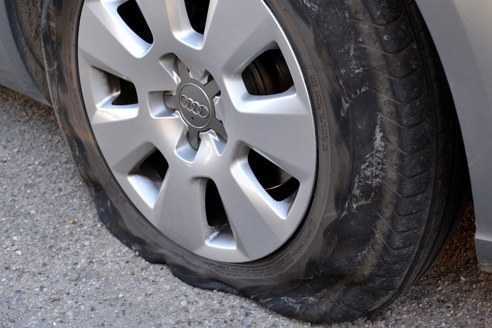 Reifen platt Platten Autoreifen Rad Symbol Symbolbild