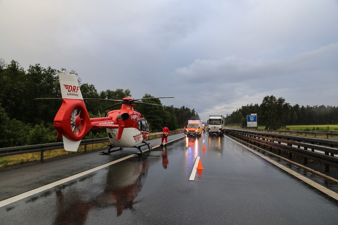 Unfall A93: Auto kracht in Leitplanke - LKW in Rettungswagen