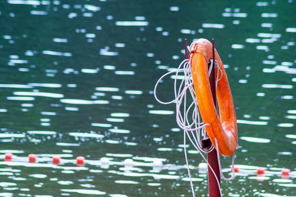 Rettungsring Weiher Symbol Symbolbild Schwimmen Schwimmer Rettungsschwimmer