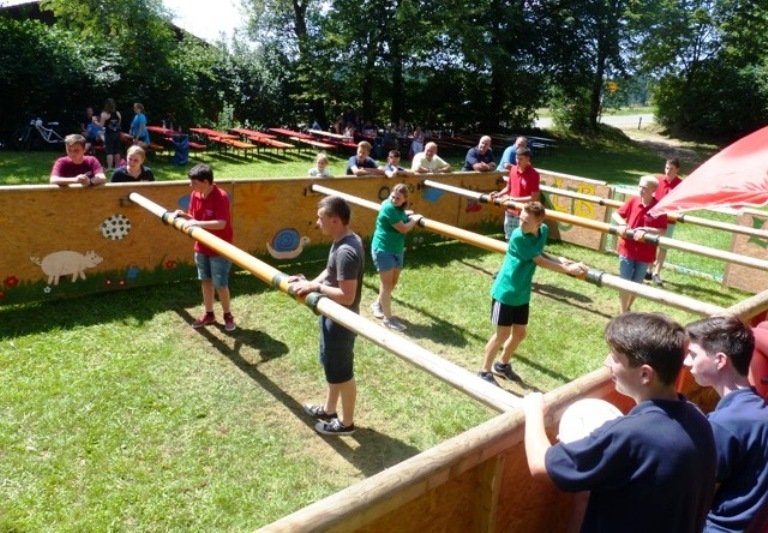 Trotz Bewegungseinschränkung und Hitze: Teilnehmer am Riesenkicker-Turnier geben alles!