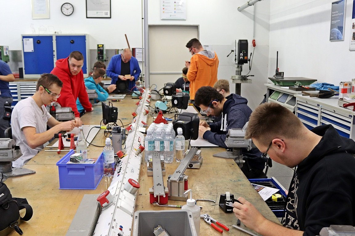 Rogers Germany Eschenbach Markus Gottwalt Schule Eschenbach Mittelschule Handwerk Fertigung Symbol Symbolbild 1