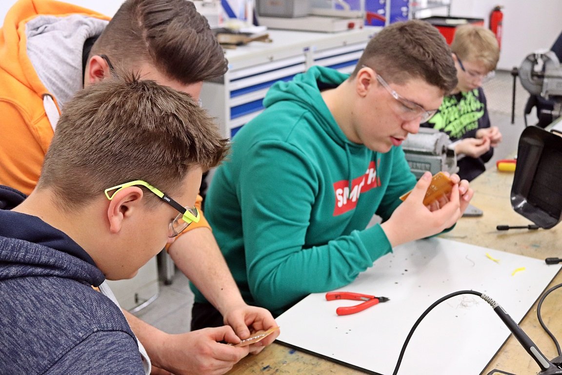 Rogers Germany Eschenbach Markus Gottwalt Schule Eschenbach Mittelschule Handwerk Fertigung Symbol Symbolbild 2