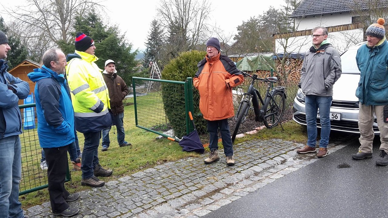 Lehrstunde beim Obstbaumschneiden in Neudorf