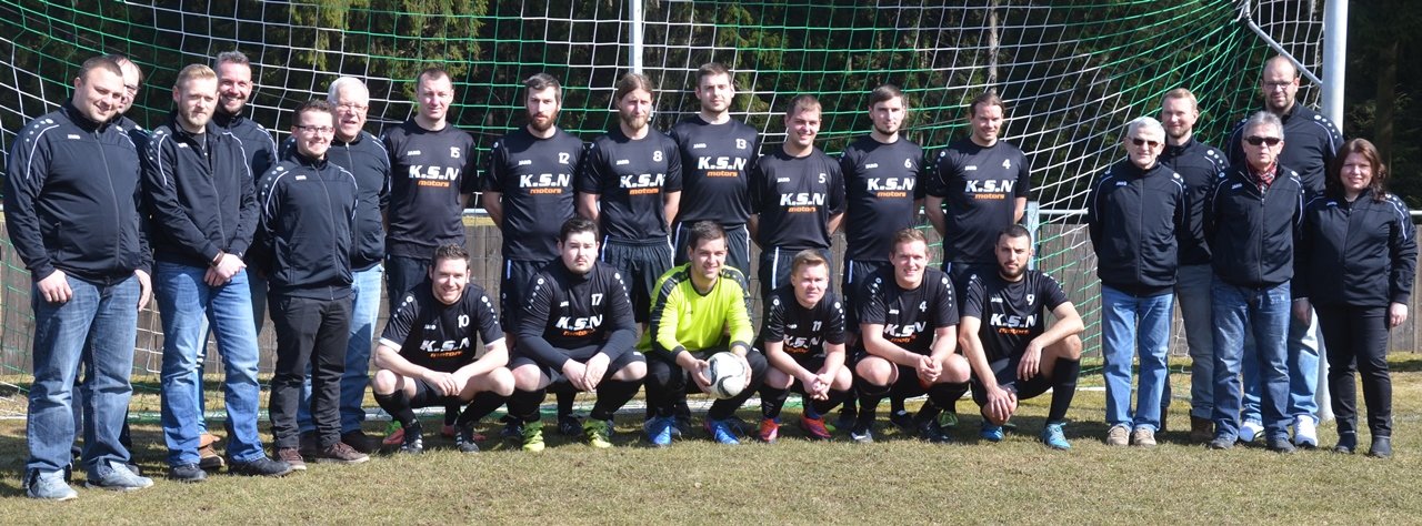 SG DJK Letzau Leuchtenberg neue Trikots Fußball Spiel Sport Matthias Schick von KSN Motors und Bernhard Balk von Balkos Fahrschule Bild Sieglinde Schärtl