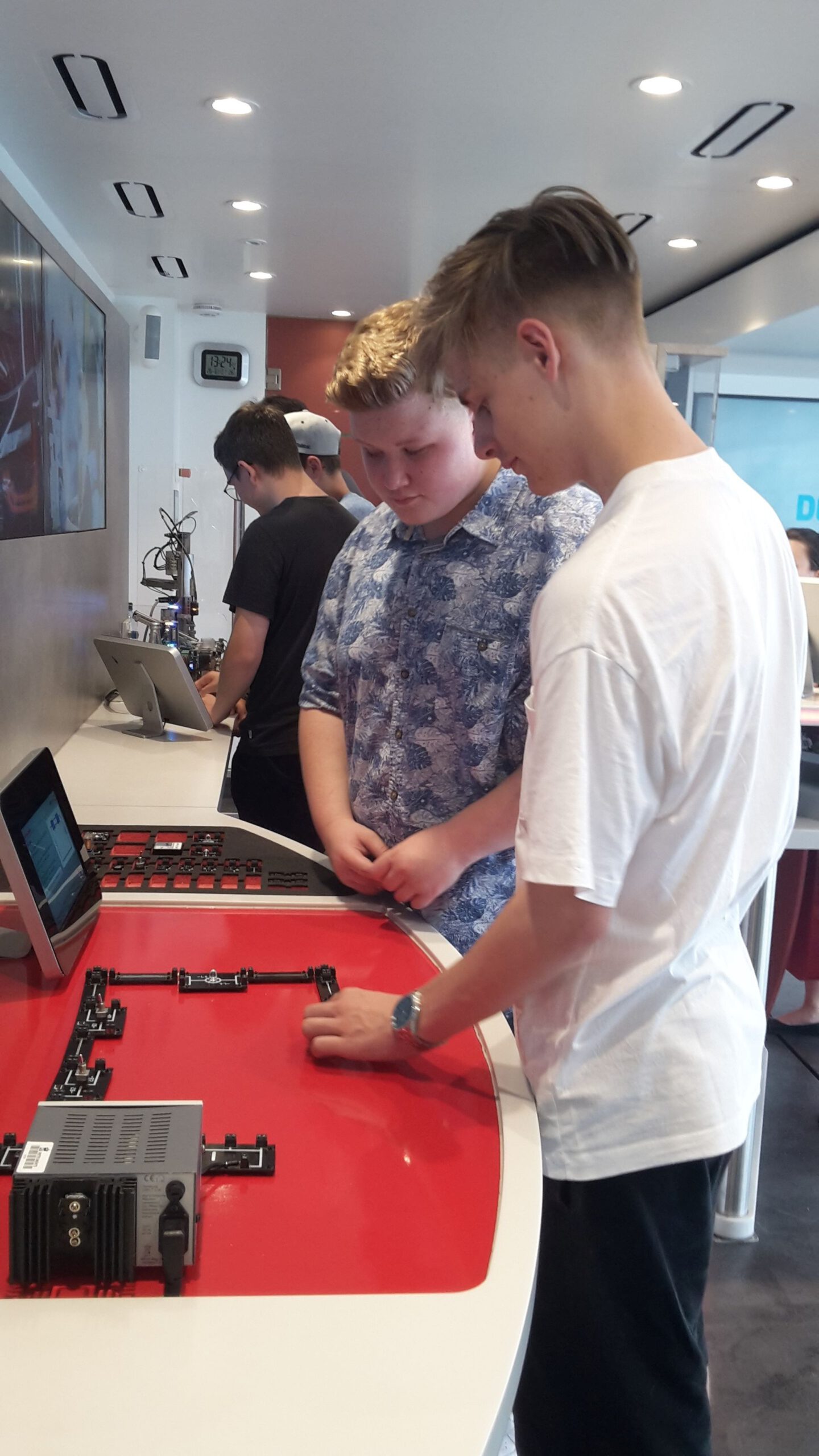 Schaltkreis bauen Wirtschaftsschule Weiden  Infotruck bei der Firma Leistritz Produktionstechnik GmbH in Pleystein