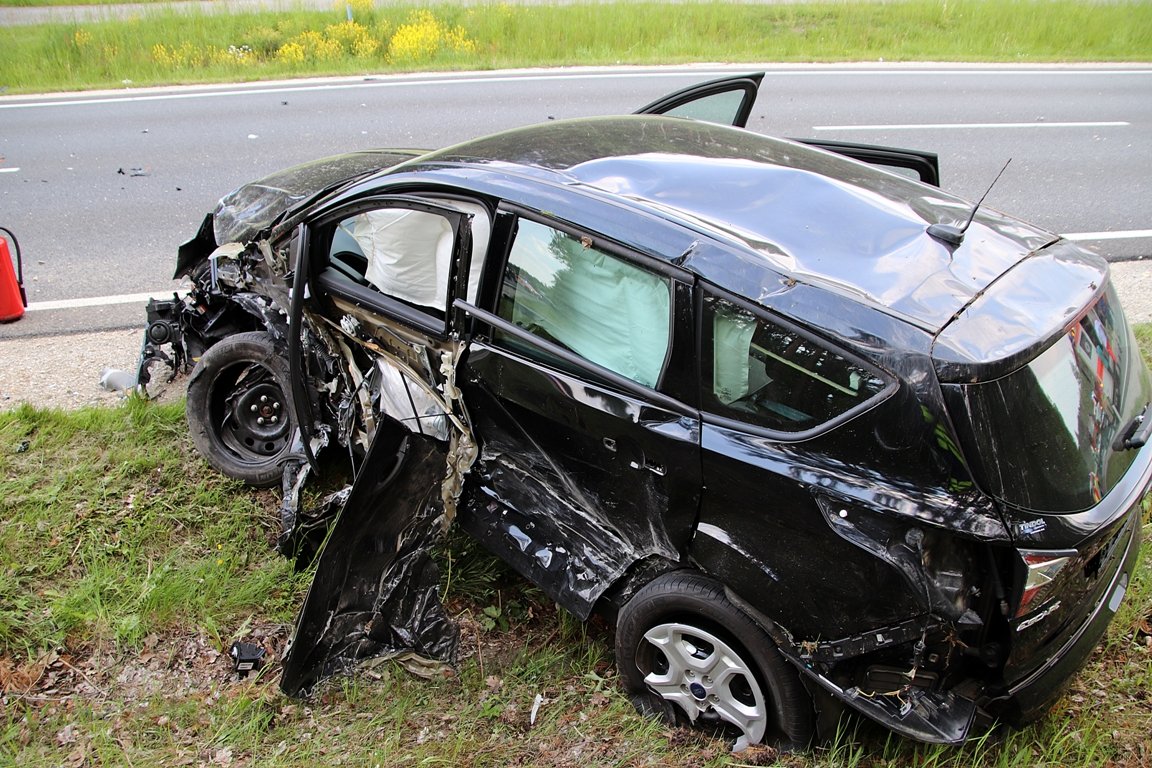 In Gegenverkehr gekracht: Baby, Kleinkind und vier Erwachsene verletzt