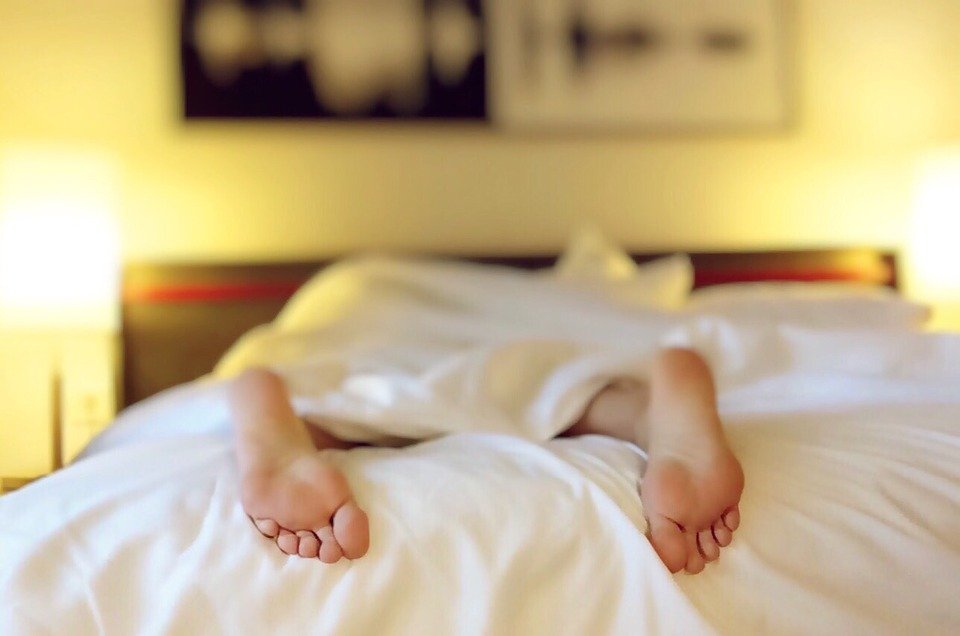 Schlafen bett müde bettwäsche liegen