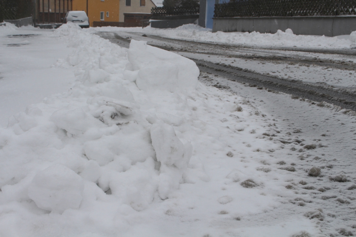 Schwerer Unfall: Feuerwehr schneidet Frau aus Auto