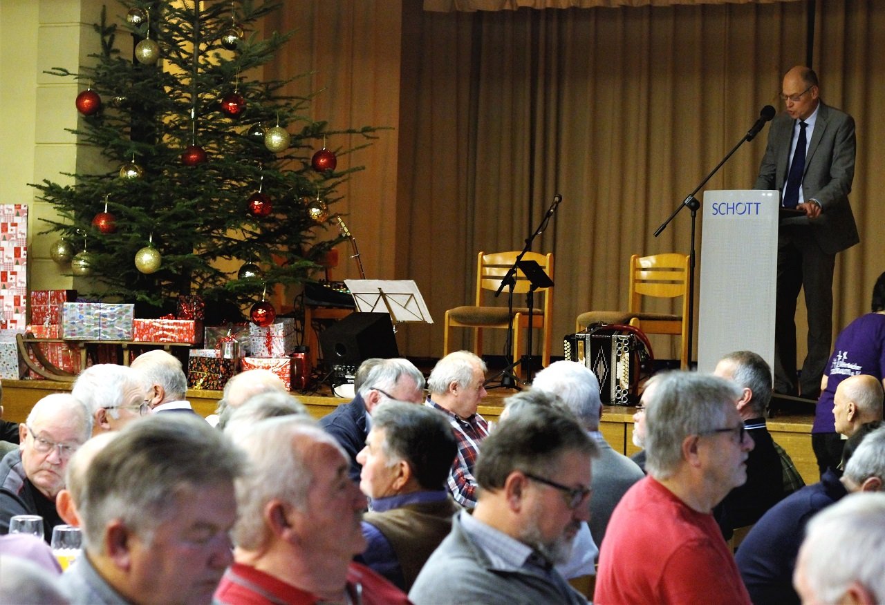 Schott_Weihnachtsfeier mit Rentern_Ehemaligen_Standortleiter Stefan Rosner