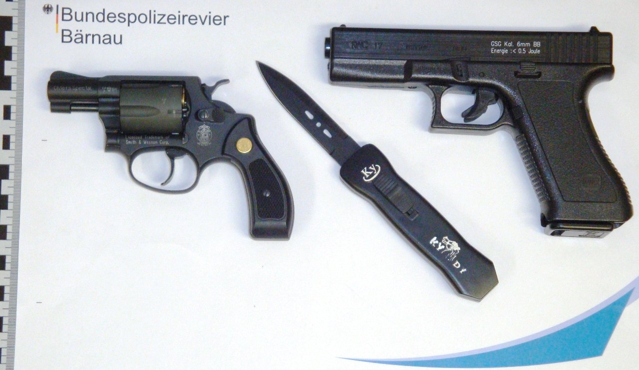 Schreckschuss_Springmesser_und_Pistole