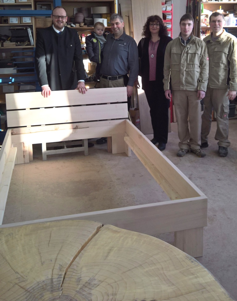 Vom Brett zum Bett: Landrat zu Besuch bei Schreinerei Beck
