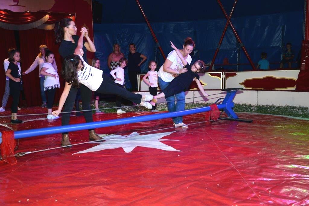 Schüler Zirkus Schulprojektwoche Bild Verein der Clausnitzerschule Weiden