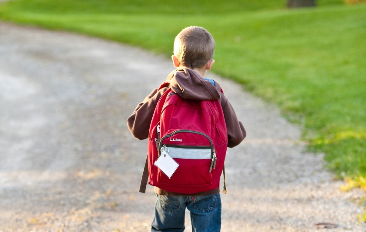 Schule, Kinder, Schulranzen, SChultasche, Schulweg, Heimweg, gehen, Park, Kind