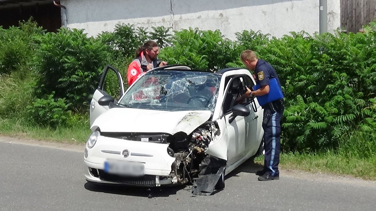 Schwerer Unfall Pressath Bahnhofsstraße Kiesibeach Frontal gegen Baum Verletzt Bild Jürgen Masching1