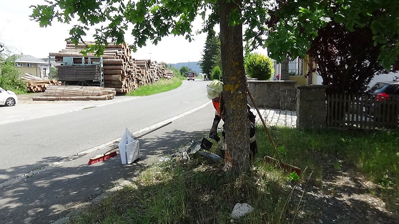 Schwerer Unfall Pressath Bahnhofsstraße Kiesibeach Frontal gegen Baum Verletzt Bild Jürgen Masching4