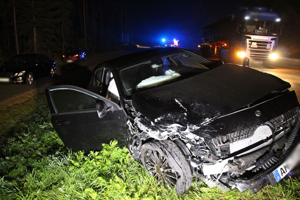 Schwerer Unfall mit drei Verletzten bei Etzenricht Bild Jürgen Masching4